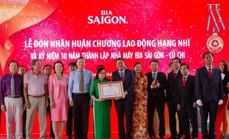 Nhà máy bia Sài Gòn - Củ Chi nhận Huân chương Lao động hạng nhì